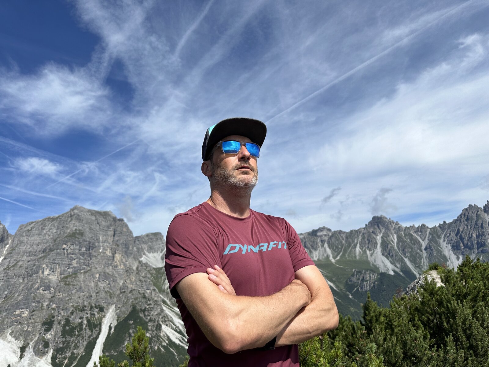 Beat Weibel, Tandempilot von Skyluuve, vor einer Bergkulisse